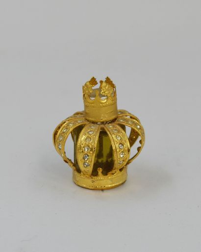 null MYRNA PONS

Golden bottle in the shape of a royal crown. PDO. Box titled.

H...