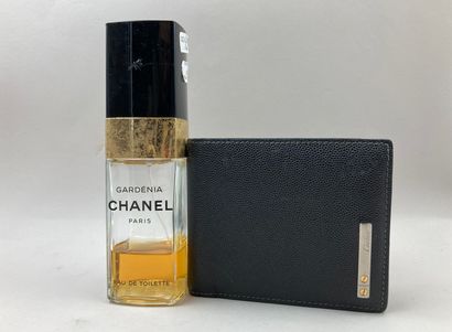 null 
CHANEL et CARTIER

Lot comprenant un flacon vaporisateur Chanel « Gardenia...