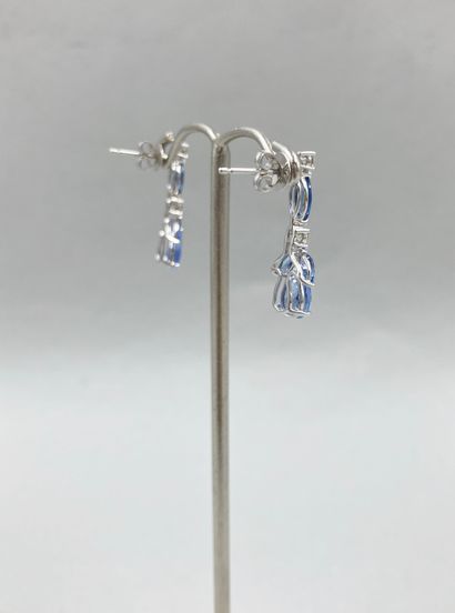 null Pair of earrings with pear and marquise cut sapphires and diamonds.

Dimensions:...