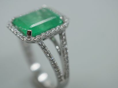 null Modernist ring in 18k white gold topped with a large emerald cut emerald of...