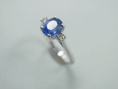 null 18k white gold ring set with a round sapphire of 1.87cts and two diamonds. 

PB...