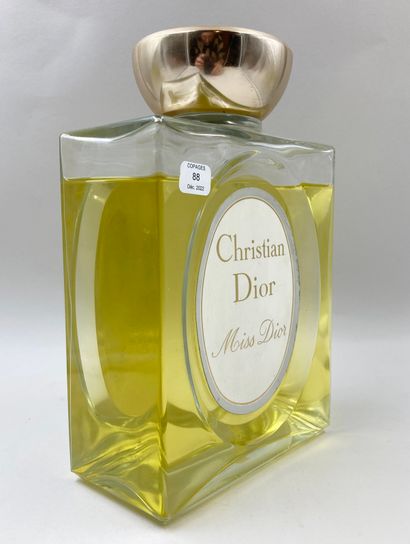 null CHRISTIAN DIOR "Miss Dior

Glass bottle, dummy of decoration, of square form....