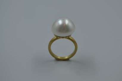 null Ring in brushed yellow gold 18k surmounted by a cultured pearl Acoya of a diameter...