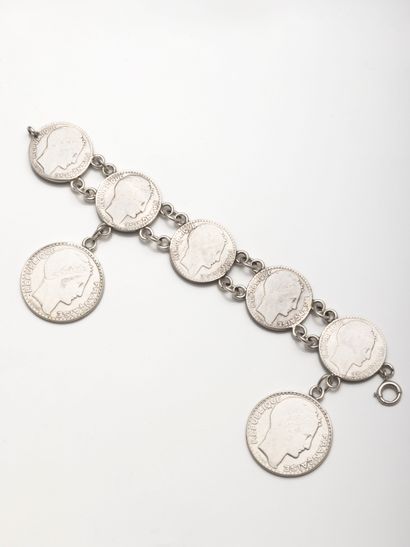 null Bracelet articulé orné de pièces de 10 francs et de 20 francs en argent. 

Poids...