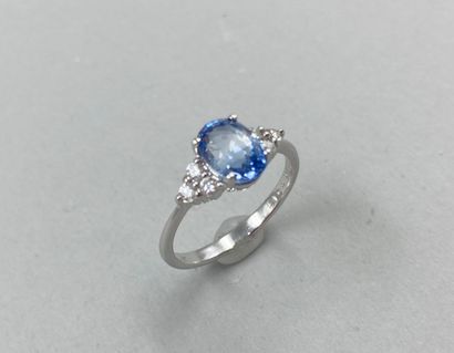 null Bague en or blanc 18k ornée d'un saphir ovale de 2,05cts épaulé de 3 diamants...