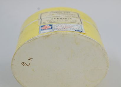 null GUERLAIN

Exceptional cardboard powder box, of fine empty powder. Rare label...