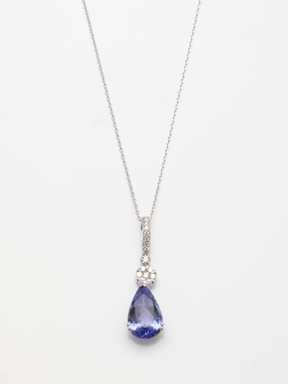 null Pendentif goutte en or blanc 18k serti d'une tanzanite taille poire de 3,85cts...