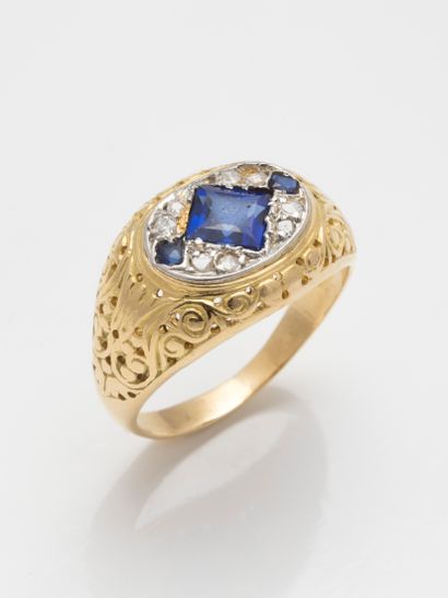 null Bague dôme en or jaune ajouré et ciselé 18k ornée d'une pierre bleue carrée...