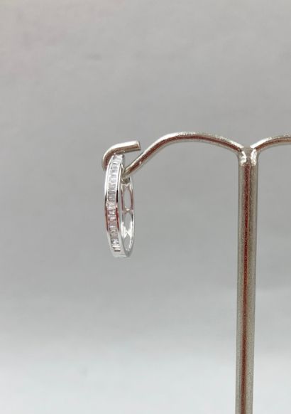 null Pair of small hoop earrings in 18k white gold, partially set with baguette-cut...