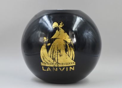 LANVIN

Vase boule noire, titré en lettres...