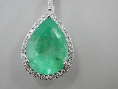 null 18k white gold pear-shaped pendant set with a pear-shaped emerald, probably...