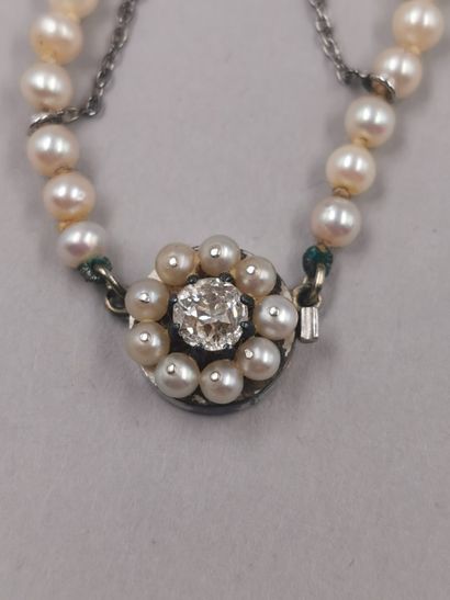 null Necklace of cultured pearls in fall, clasp in 18k white gold centered by a diamond....