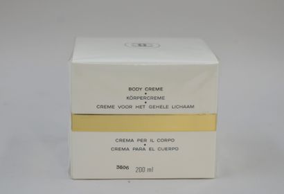 null CHANEL « N°5 »

Flacon de crème pour le corps, contenance 200ml.
