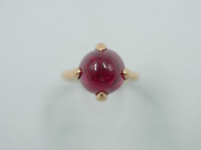 Ring in 18k yellow gold with a cabochon ruby.

PB...
