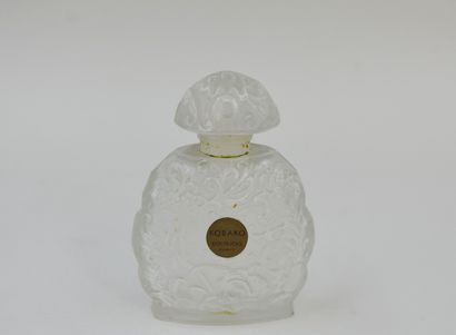 null BOURJOIS "Kobako

Glass bottle, rounded body with stylized floral decoration...