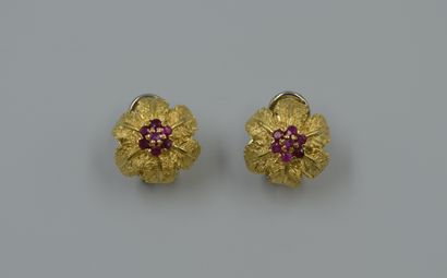 null Pair of 18k yellow and white gold flower earrings, the leaves finely chiseled,...