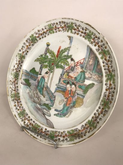 null CHINE, XIXè siècle
Assiette à décor de personnages, la frise peinte de fleurs...