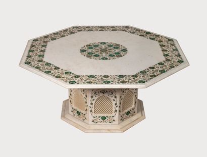 null Table basse octogonale en marbre blanc veiné, le plateau marqueté de frises...