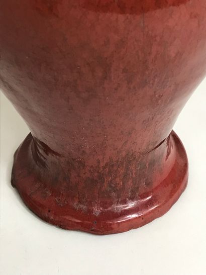 null CHINE, Fin XIXe siècle 
Vase de forme meiping, en porcelaine sang de boeuf....