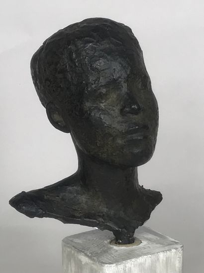 null École Française, XXè siècle 
Buste féminin
Sulpture en bronze à patine noire....