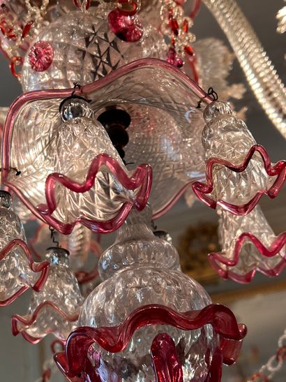 null Important lustre en verre de Murano translucide souligné de rouge framboise,...
