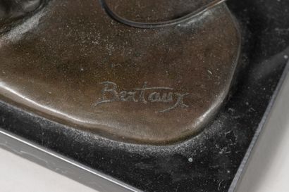 null Léon BERTAUX (1827-?)) d'après 
Jeune garçon au cerceau
Epreuve en bronze à...