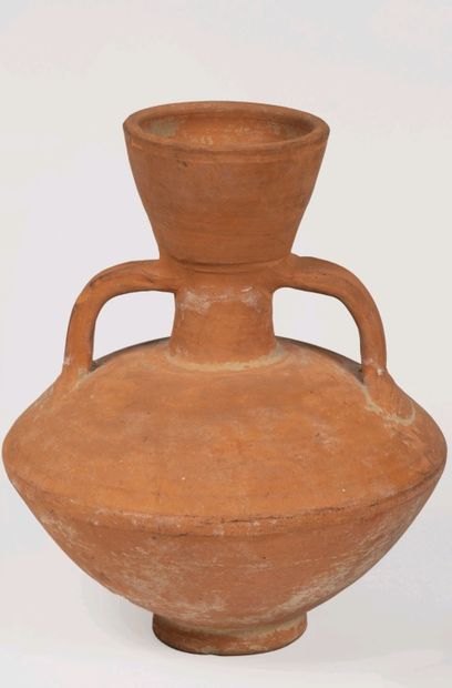 null Vase à anses, en terre cuite orangée.
Epoque romaine, ca IVè-VIè s.
Haut.: 23...