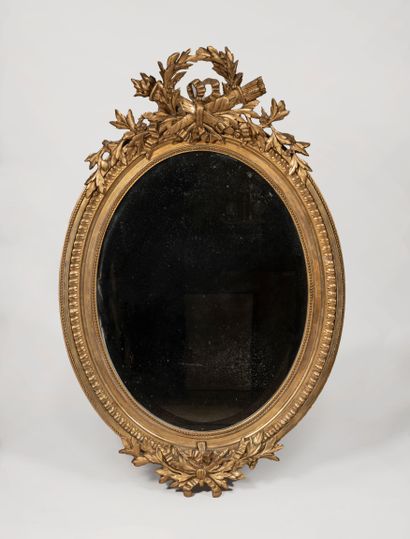 null Miroir ovale en bois stuqué doré à décor de frise de feuilles de laurier, carquois...