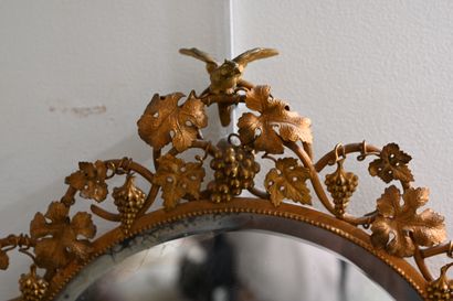 null Miroir réflecteur circulaire en bronze doré à deux bras de lumières ornés de...
