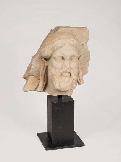 null Tête barbue du dieu Zeus ou Dionysos, en marbre
Époque hellénistique ou postérieure....