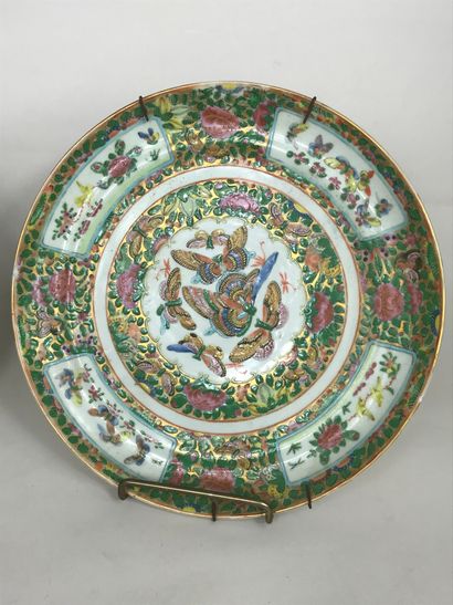null CHINE, Canton, époque Minguo (1912-1949)
Deux assiettes décorées de papillons,...