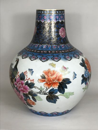 null CHINE, XXè siècle
Potiche ovoïde en porcelaine à décor de bouquets de pivoines...