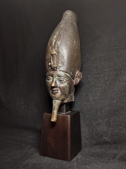 null Tête d’Osiris en bronze, elle porte la barbe postiche et coiffée d’une mitre...