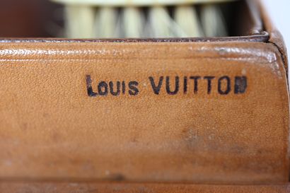 null Louis VUITTON, vers 1930
Nécessaire de toilette avec flacons en cristal à montures...
