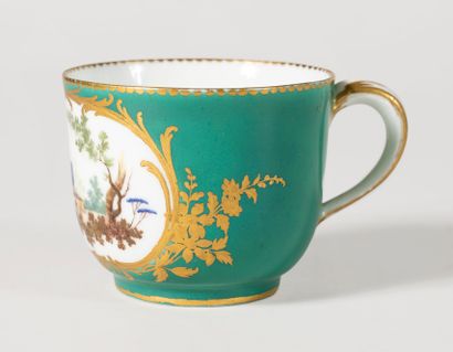 null SEVRES
Tasse Bouillard et sous-tasse à décor polychrome au centre d’oiseaux...