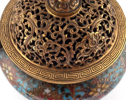 null CHINE, XVIIIème siècle
Brûle-parfum tripode dont la panse est décorée de fleurs...