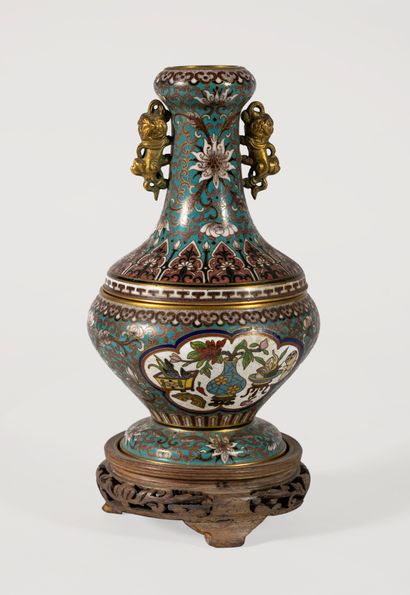 null CHINE, XIXe siècle 
Vase de forme balustre en émaux cloisonné sur cuivre émaillé...