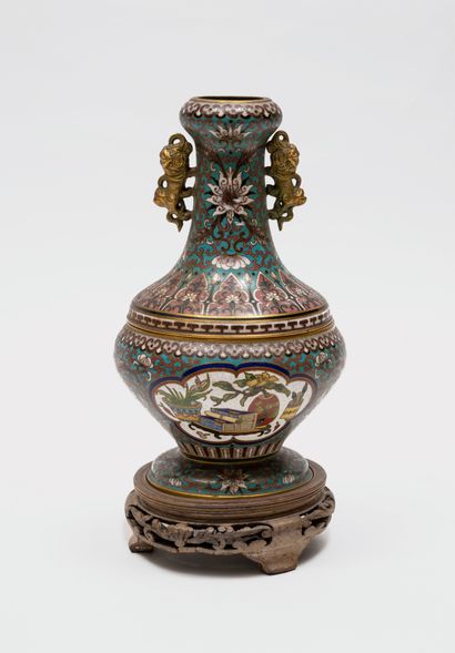 null CHINE, XIXe siècle 
Vase de forme balustre en émaux cloisonné sur cuivre émaillé...