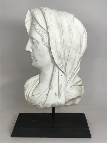 null Tête de femme drapée à l'Antique en marbre blanc, en moyen relief. Soclée
XIXè...