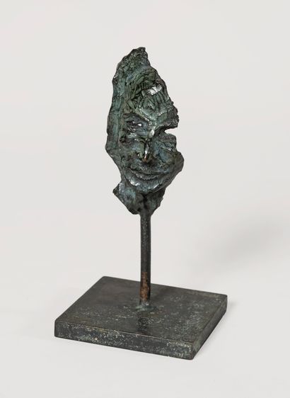 null École FRANÇAISE, XXè siècle 
Visage
Sculpture en bronze à patine verte
Haut.:...