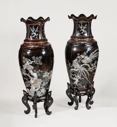 null Grande paire de vases pansus à col rétréci en bois laqué à décors floral extrême...