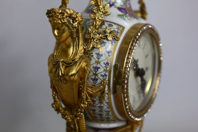 null Pendule dite "Marie-Antoinette" en porcelaine de Paris polychrome sur fond blanc...