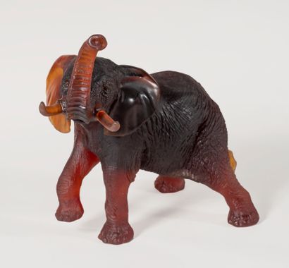 null Grand éléphant d'Afrique en pâte de verre brune-ambrée sculptée et reciselée...