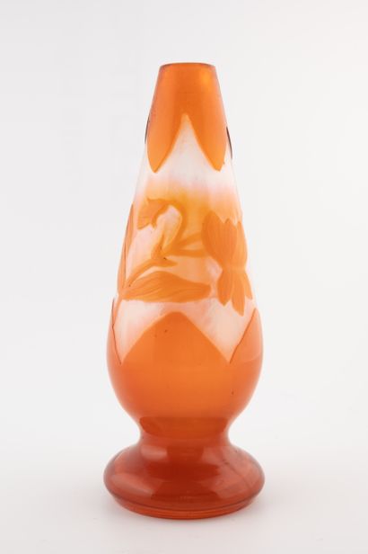 null ÉTABLISSEMENTS GALLÉ (1904-1936)
Petit vase soliflore sur piédouche en verre...