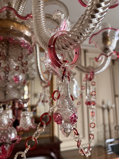 null Important lustre en verre de Murano translucide souligné de rouge framboise,...