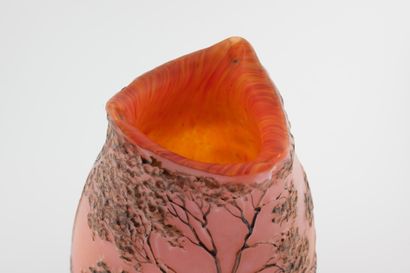 null LEGRAS 
Vase en verre multicouche de forme ovoïde à col trilobé à pointes étirées...