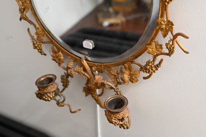 null Miroir réflecteur circulaire en bronze doré à deux bras de lumières ornés de...