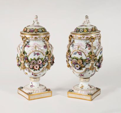 null ALLEMAGNE
Paire de vases couverts à l’imitation d’un vase de Sèvres dit de Fontenoy...