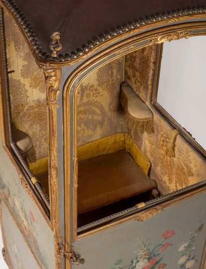 null Rare chaise à porteur le châssis en bois doré sculpté de volutes et de rubans...