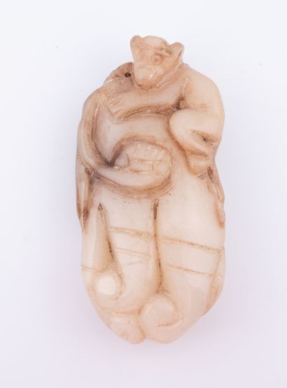 null CHIN, XXème siècle
Singe grimpant sur un citron main de Bouddha. Jade blanc...